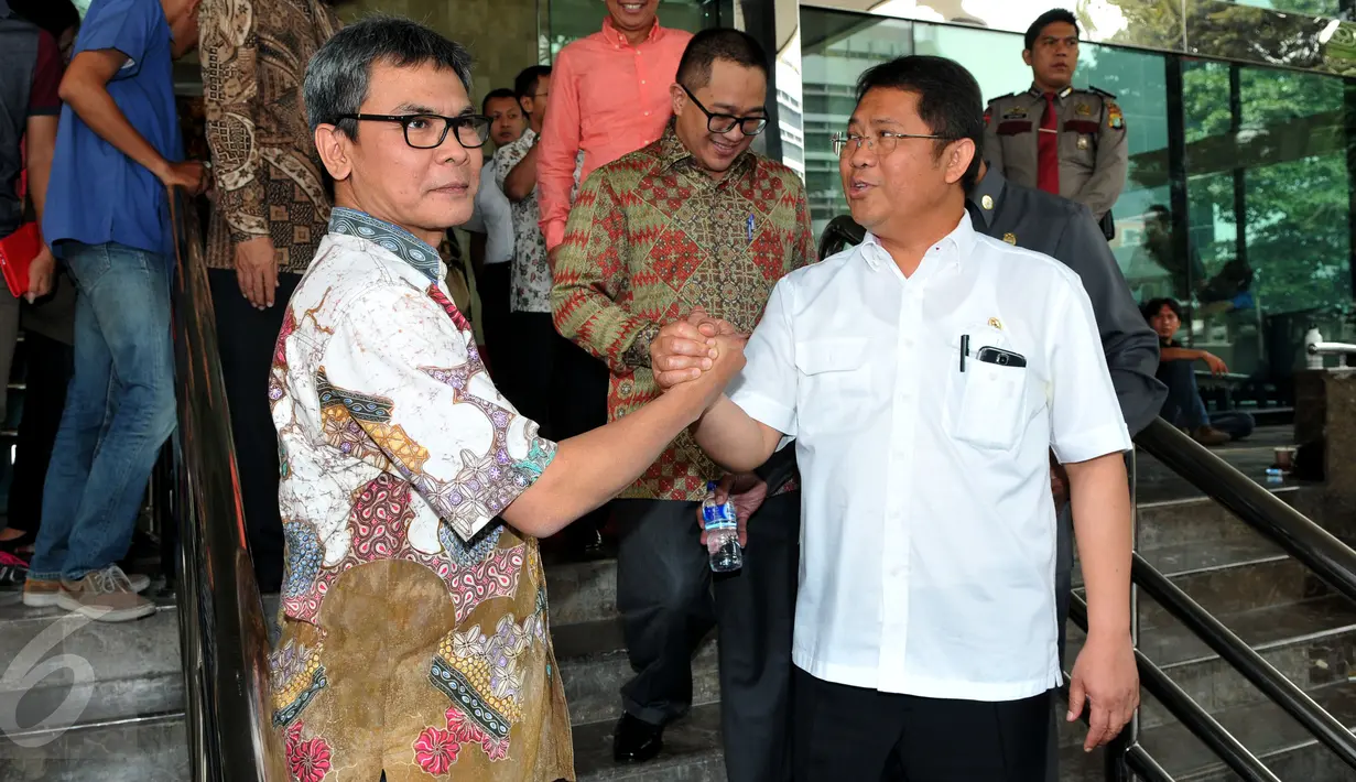 Menkominfo Rudiantara dan Plt Wakil Ketua KPK Johan Budi (kiri) melakukan salam komando di depan KPK, Jakarta, Selasa (6/10). Menkominfo mendatangi KPK untuk melakukan perpanjangan Perjanjian Kerja Sama mengenai penyadapan.(Liputan6.com/Andrian M Tunay)