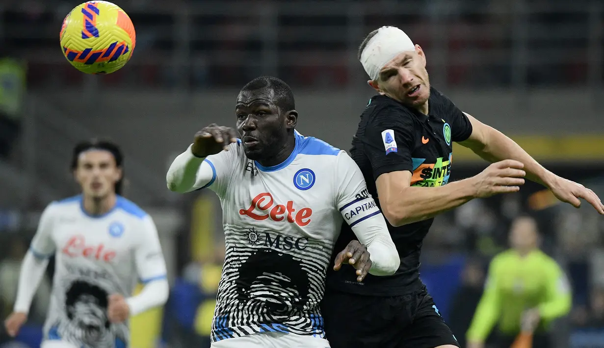 Kalidou Koulibaly. Bek tengah Senegal berusia 30 tahun yang kini memasuki musim ke-8 bersama Napoli ini telah bermain 19 kali di semua ajang musim ini dengan torehan 2 gol dan 2 assist. Bersama Timnas Senegal sejak tahun 2015 ia telah tampil 51 kali dengan torehan 3 assist. (AFP/Tiziana Fabi)