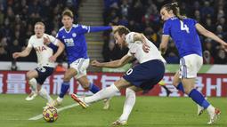 Tottenham Hotspur langsung mengambil inisiatif serangan di awal babak pertama. Hasilnya pada menit ke-9 Harry Kane mampu mepaskan tendangan dari dalam kotak penalti yang masih bisa diblok pemain belakang Leicester City. (AP/Rui Vieira)