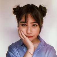 "Oh sama ini. Don't marry rich, be rich. That's my motto. Itu yang papa aku sampaikan. Buat apa punya cita-cita sempit 'gua mau nikah sama orang kaya, sama pengusaha yang bisa provide gue. Kata papaku lo aja yang kaya kenapa harus suami lho," ungkap Prilly. (Instagram/prillylatuconsina96)