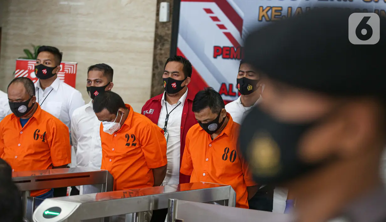 Tersangka dihadirkan saat saat rilis terkait kasus penipuan sindikat internasional pembelanjaan ventilator covid-19 di Gedung Bareskrim Mabes Polri, Jakarta, Senin (7/9/2020). Bareskrim berhasil mengamankan  barang bukti berupa uang dengan total Rp. 58 milliar lebih. (Liputan6.com/Faizal Fanani)