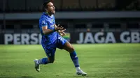 Pemain Persib Bandung, Ezra Walian melakukan selebrasi setelah mencetak gol penyeimbang 2-2 ke gawang Dewa United pada laga pekan ke-3 BRI Liga 1 2023/2024 di Stadion Gelora Bandung Lautan Api (GBLA), Bandung, Jumat (14/07/2023). (Bola.com/Bagaskara Lazuardi)