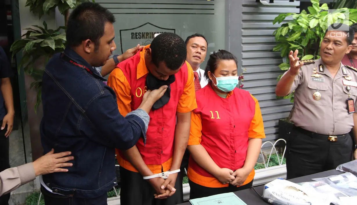 Kabid Humas Polda Metro Jaya Kombes Pol Argo Yuwono menunjukkan barang bukti di Polda Metro Jaya, Jakarta, Rabu (18/4). Subdit Cyber Crime Ditreskrimsus menangkap WNA Nigeria pelaku penipuan melalui Facebook dan WhatsApp. (Liputan6.com/Arya Manggala)