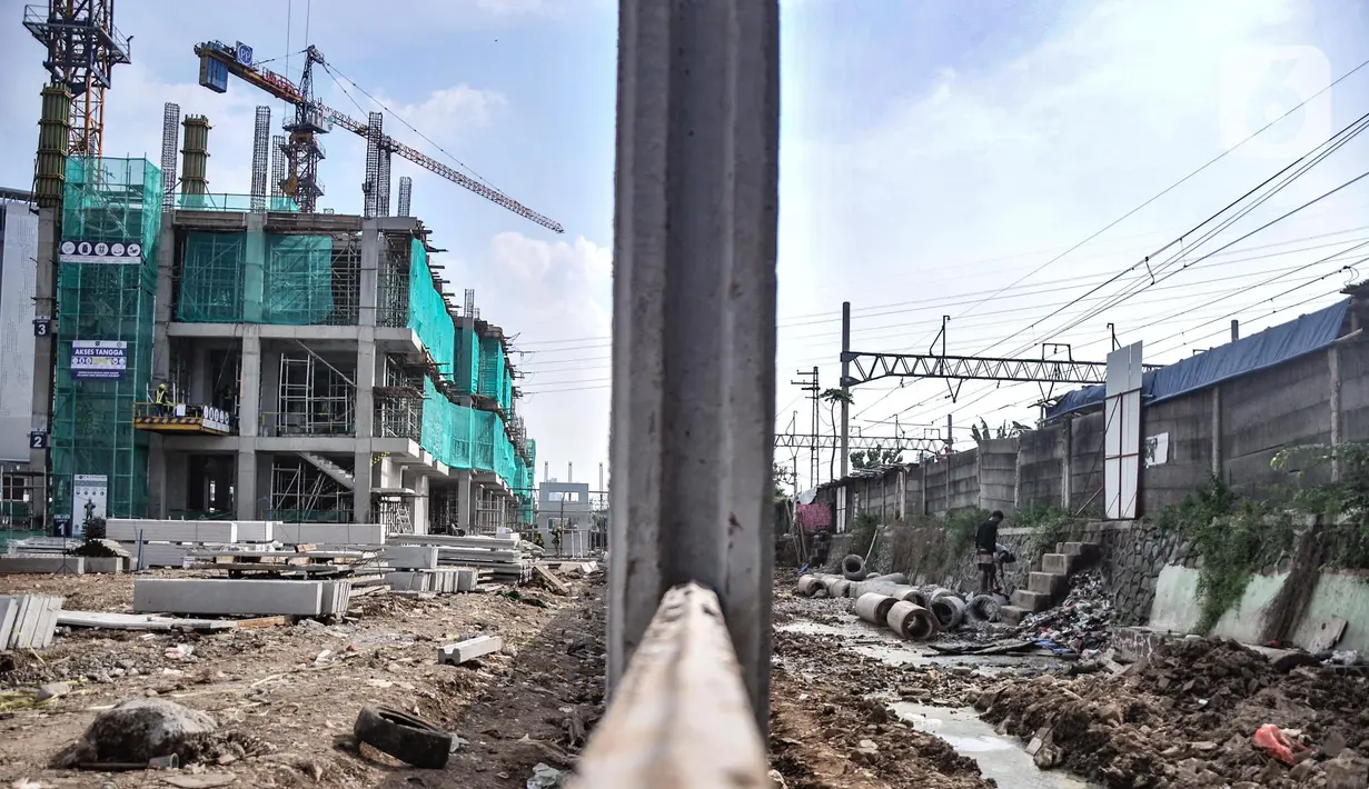 Suasana pembangunan Kampung Susun Bayam, Papanggo, Tanjung Priok, Jakarta Utara, Selasa (12/7/2022). Kampung Susun Bayam yang berada dekat dengan Jakarta International Stadium rencananya memiliki empat lantai yang diperuntukkan bagi 138 keluarga dan ditargetkan rampung pada September 2022. (merdeka.com/Iqbal S. Nugroho)