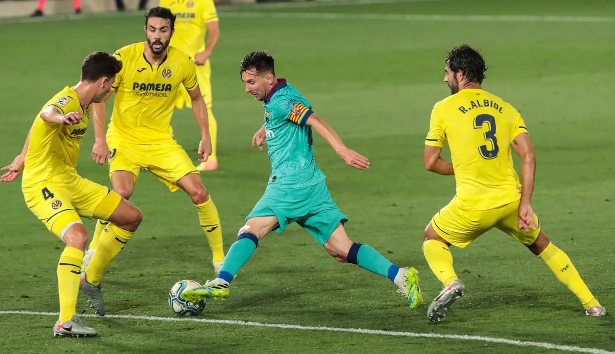 Penyerang Barcelona, Lionel Messi (kedua kanan) berebut bola dengan pemain Villareal, Pau Torres dan Raul Albiol dalam pekan ke-34 La Liga Spanyol di stadion La Ceramica, Minggu (5/7/2020). Barcelona sukses menumbangkan Villarreal dengan skor telak 4-1. (AP Photo/Jose Miguel Fernandez de Velasco)