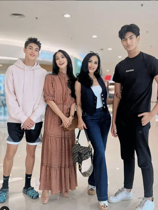 Mengenakan denim, serta vest kekinian, tampilan Dian Permatasari begitu memikat. [Foto: Instagram/ Diah Permatasari].