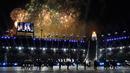 Boyband EXO memeriahkan upacara penutupan Olimpiade Musim Dingin 2018 di Pyeongchang, Korea Selatan, Minggu (25/2). Dipadu dengan indahnya kembang api menambah meriahnya malam penutupan Olimpiade PyeongChang itu. (AP Photo/Charlie Riedel)