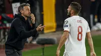 Pelatih Spanyol, Luis Enrique (kiri) memberi instruksi kepada gelandang Koke dalam laga Kualifikasi Piala Dunia 2022 Zona Eropa Grup B di Los Carmenes Stadium, Granada, Kamis (25/3/2021). Spanyol bermain imbang 1-1 dengan Yunani. (AP/Fermin Rodriguez)