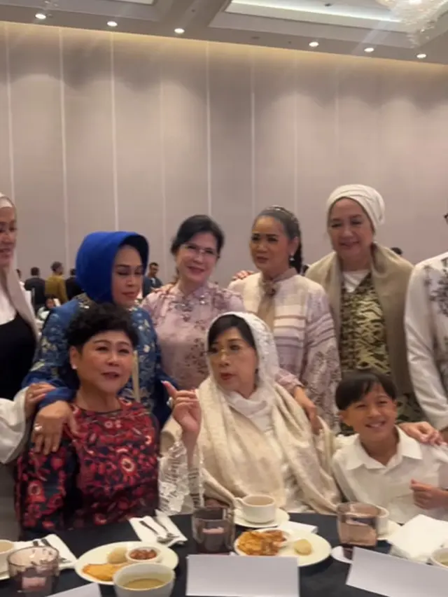 6 Potret Titiek Puspa Penuhi Undangan SBY dan Kumpul Bareng Artis Senior Sebelum Sakit