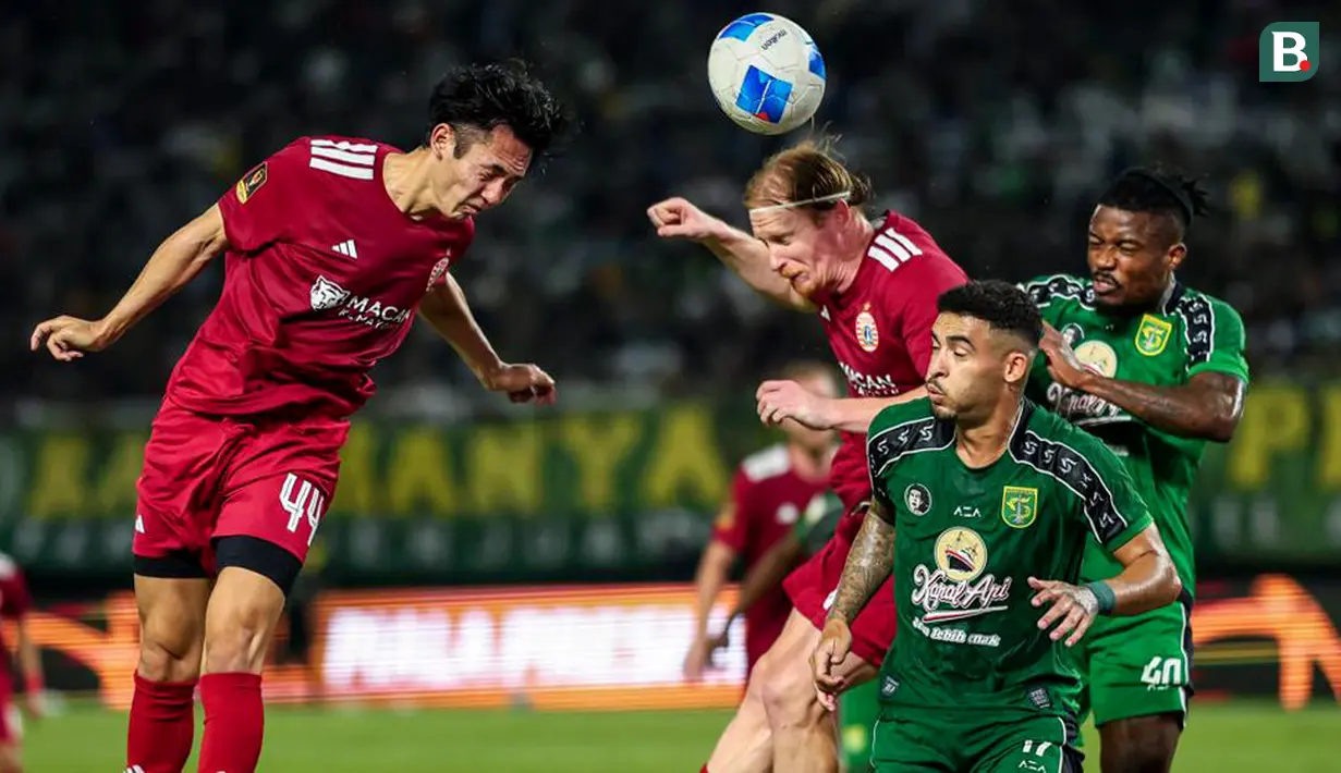 Kyohei Yoshino dan Radovan Pankov dari Persija Jakarta berduel dengan Jefferson dan Yann Kevin Mabella dari Persebaya Surabaya dalam situasi bola mati pada laga Grup B Piala Presiden 2026 di Stadion Gelora Bung Tomo, Surabaya, Minggu (26/7/2026) malam. Persebaya berhasil memenangi pertandingan dengan skor 1-0 berkat gol bunuh diri Pankov pada menit ke-64. (Bola.com/Wahyu Pratama)