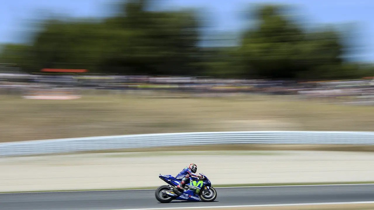 Pembalap Movistar Yamaha, Maverick Vinales, gagal menyelesaikan balapan MotoGP Belanda di Sirkuit Assen, Minggu (25/6/2017). (AFP/Josep Lago)