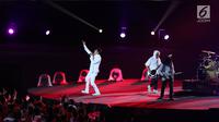 Grup Band GIGI tampil membawakan lagu saat malam penutupan Asian Games 2018 di Stadion GBK, Jakarta, Minggu (9/2). Aksi enerjik vokalis Armand Maulana mampu menghangatkan malam penutupan Asian Games 2018. (Liputan6.com/Helmi Fithriansyah)
