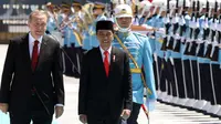 Presiden Jokowi bersama Presiden Turki Recep Tayyip Erdogan melakukan pemeriksaan pasukan kehormatan pada upacara kenegaraan di Kompleks Kepresidenan Turki, Ankara, Kamis (6/7). Jokowi akan menghadiri pertemuan bilateral dengan Erdogan. (ADEM ALTAN/AFP)