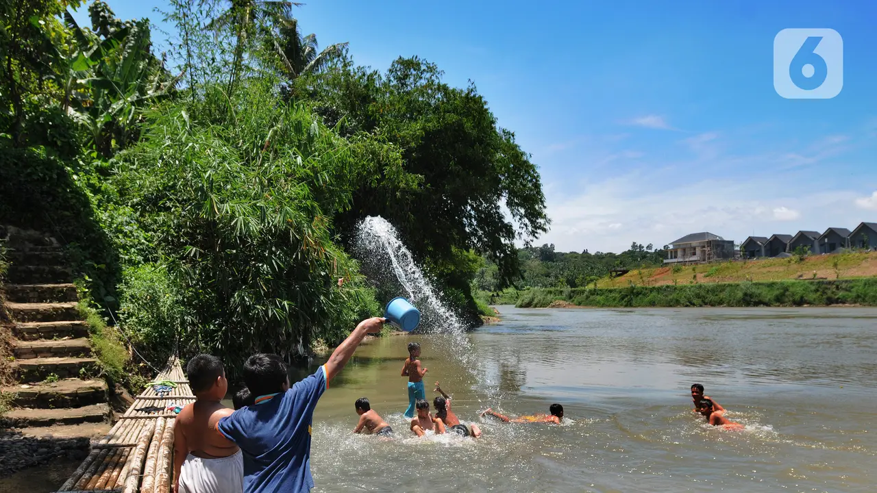 Keseruan Anak-Anak Bermain di Sungai Cisadane