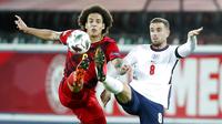 Pemain Belgia, Axel Witsel, berebut bola dengan pemain Inggris, Jordan Henderson, pada laga UEFA Nations League di Stadion King Power, Senin (16/11/2020). Belgia menang dengan skor 2-0. (AP/Francisco Seco)