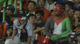 Suporter Persija, The Jakmania, mengecat tubuhnya dengan warna bendera Palestina saat melawan Bhayangkara FC pada laga Liga 1 di Stadion Patriot Bekasi, Jawa Barat, Sabtu (29/7/2017). Persija menang 1-0 atas Bhayangkara FC. (Bola.com/M Iqbal Ichsan)