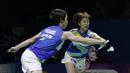 Pasangan Jepang, Ayako Sakuramoto/Yukiko Takahata, saat melawan wakil Indonesia, Greysia Polii/Apriyani Rahayu, pada Indonesia Open 2019 di Istora, Jakarta, Selasa (16/7). Pasangan Indonesia menang 21-15, 21-16. (Bola.com/M Iqbal Ichsan)