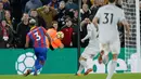 Pemain Crystal Palace Patrick van Aanholt melakukan tendangan yang akhirnya membuahkan gol untuk timnya saat menjamu Manchester United dalam pertandingan Liga Inggris di Selhurst Park, London (5/3). (AP Photo/Tim Ireland)