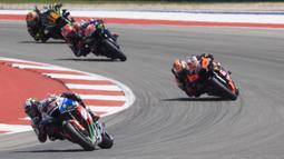 Pebalap LCR Honda, Alex Rins (bawah) memacu motornya saat MotoGP Amerika 2023 yang berlangsung di Circuit of the Americas, Texas, Amerika Serikat, Senin (17/04/2023) dini hari WIB. (AFP/Mirco Lazzari Gp)