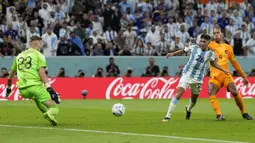 Timnas Argentina memimpin 1-0 pada menit ke-35 melalui Nahuel Molina. Bek kanan milik Atletico Madrid tersebut mampu memanfaatkan umpan terobosan Lionel Messi usai lepas dari jebakan offside. (AP/Ricardo Mazalan)