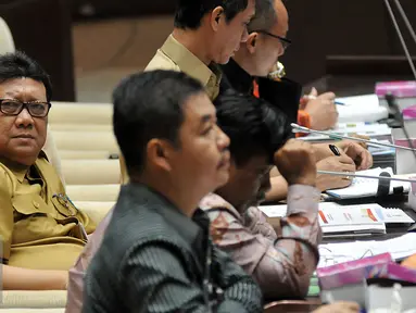 Menteri Dalam Negeri Tjahjo Kumolo saat menggelar rapat kerja dengan Komisi II DPR, di Kompleks Parlemen, Senayan, Jakarta, Senin (29/2). Rapat tersebut membahas revisi Undang-Undang Nomor 8 Tahun 2015 tentang Pilkada. (Liputan6.com/Johan Tallo)