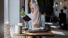 Ilustrasi Islami, muslimah, membaca buku, belajar hadis. (Foto oleh Mikhail Nilov: https://www.pexels.com/id-id/foto/restoran-orang-wanita-laptop-7582414/)