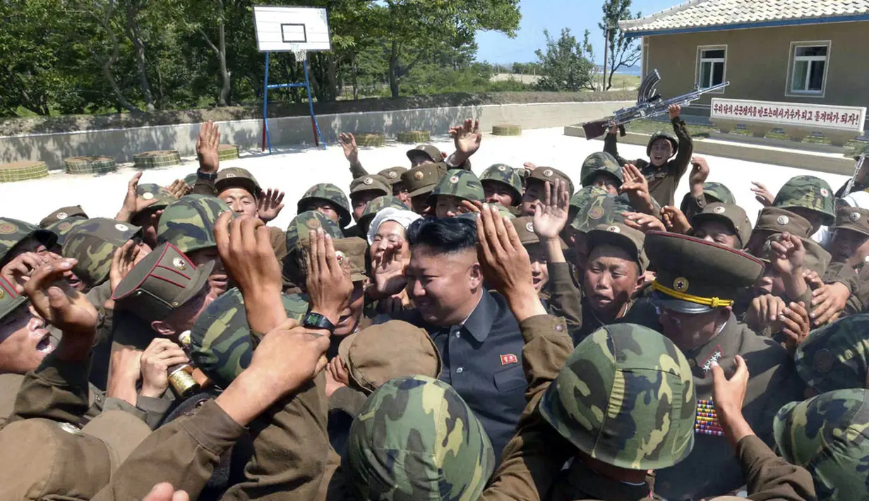 Pemimpin Korea Utara, Kim Jong Un (tengah), bersama anggota polisi sipil di bawah KPA Satuan 171 yang berjaga di garis terdepan, (15/7/2014). (REUTERS/KCNA)