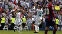 Pemain Real Madrid, Lucas Vazquez (kiri) merayakan gol bersama Sergio Ramos saat melawan Levante pada lanjutan La Liga di Santiago Bernabeu stadium, Madrid (9/9/2017). Madrid bermain imbang 1-1. (AP/Francisco Seco)