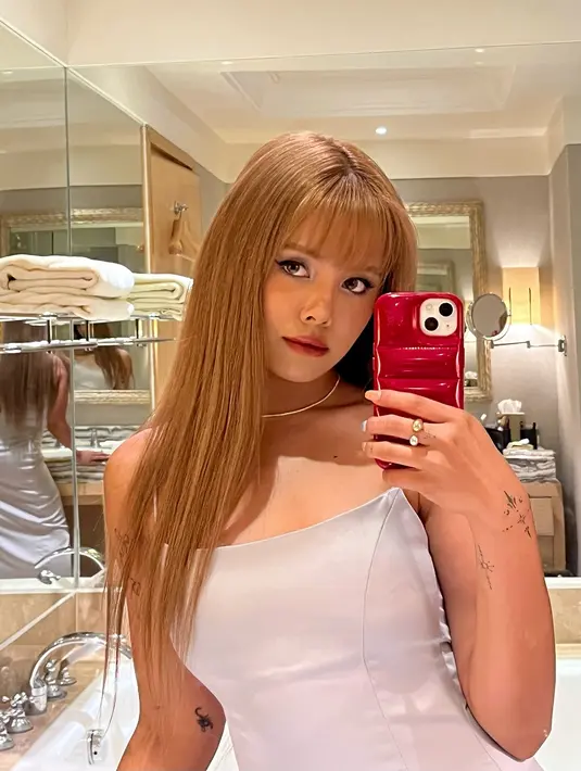 <p>Sorn Eks CLC melakukan mirror selfie di toilet gedung resepsi pernikahan sahabatnya, Beby Tsabina. Dia tampak anggun dengan rambut pirangnya yang terurai. (Foto: Instagram/ sssorn_chonnasorn)</p>