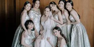 Berbeda dari akad, para bridesmaid pernikahan Enzy tampil kompak mengenakan silk dress nuansa platinum yang mewah. [Foto: IG/enzystoria].