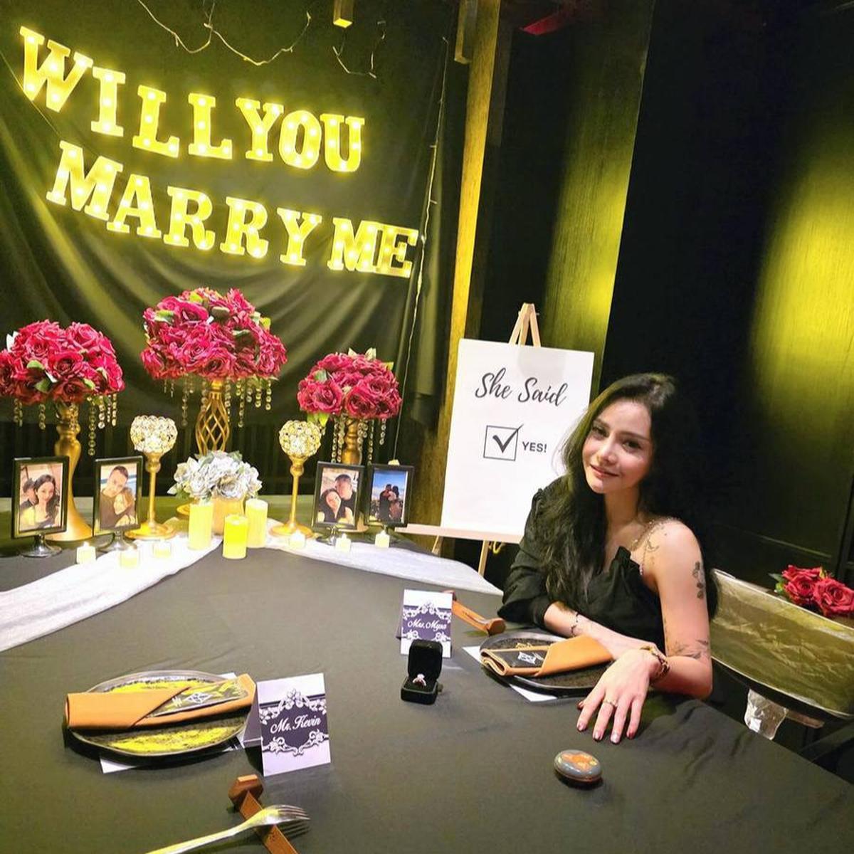 7 Potret Mawar AFI Dilamar Kekasih Lewat Dinner Romantis & Ucapan Penuh Cinta, Bahagia Banget
