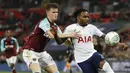 Bek Tottenham Hotspur, Danny Rose, berebut bola dengan bek West Ham United, Sam Byram, pada laga Piala Liga Inggris di Stadion Wembley, Rabu (25/10/2017). West Ham United menang 3-2 atas Tottenham Hotspur. (AP/Kirsty Wigglesworth)