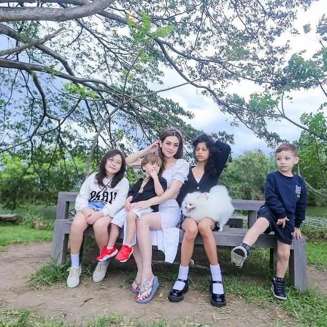 Celine Evangelista bersama anak-anaknya (Instagram/celine_evangelista)