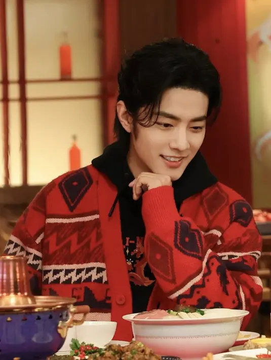 Menghadirkan kesan Natal yang hangat, Xiao Zhan hadirkan gaya yang begitu klasik. Motif tribal dengan material cardigan yang terbuat dari wool menambahn ceria total look-nya. Nuansa merah menyatu sempurna dengan warna kulitnya, menjadikan gayanya kian menjanjikan. [Foto: Instagram/ Xiaozhan_195]