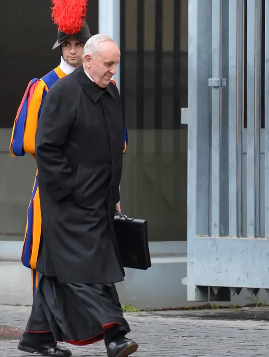 Kesederhanaan serta kepeduliannya terhadap kaum miskin membuatnya sangat dihormati di kalangan masyarakat. Tampak dalam foto, Kardinal Argentina Jorge Mario Bergoglio berjalan setelah pertemuan pra-konklaf pada tanggal 7 Maret 2013 di Vatikan. (VINCENZO PINTO/AFP)