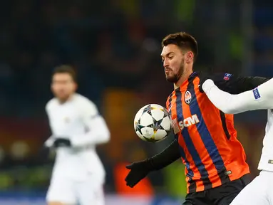 Pemain AS Roma, Kostas Manolas dan pemain Shakhtar Donetsk, Facundo Ferreyra berebut bola pada leg pertama babak 16 besar Liga Champions di Oblasny SportKomplex Metalist, Kamis (22/2). Roma dipaksa takluk 1-2 meski lebih dahulu unggul (AP/Efrem Lukatsky)