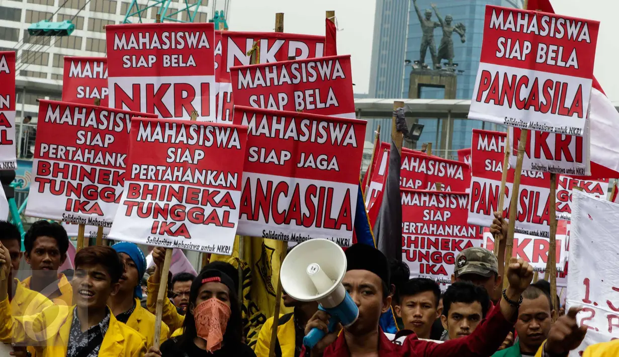 Mahasiswa berorasi saat melakukan longmarch dari Bundaran HI menuju Istana, Jakarta, Senin (21/11). Mereka menyatakan sikap untuk menjaga keutuhan NKRI dan Ideologi Pancasila. (Liputan6.com/Faizal Fanani)