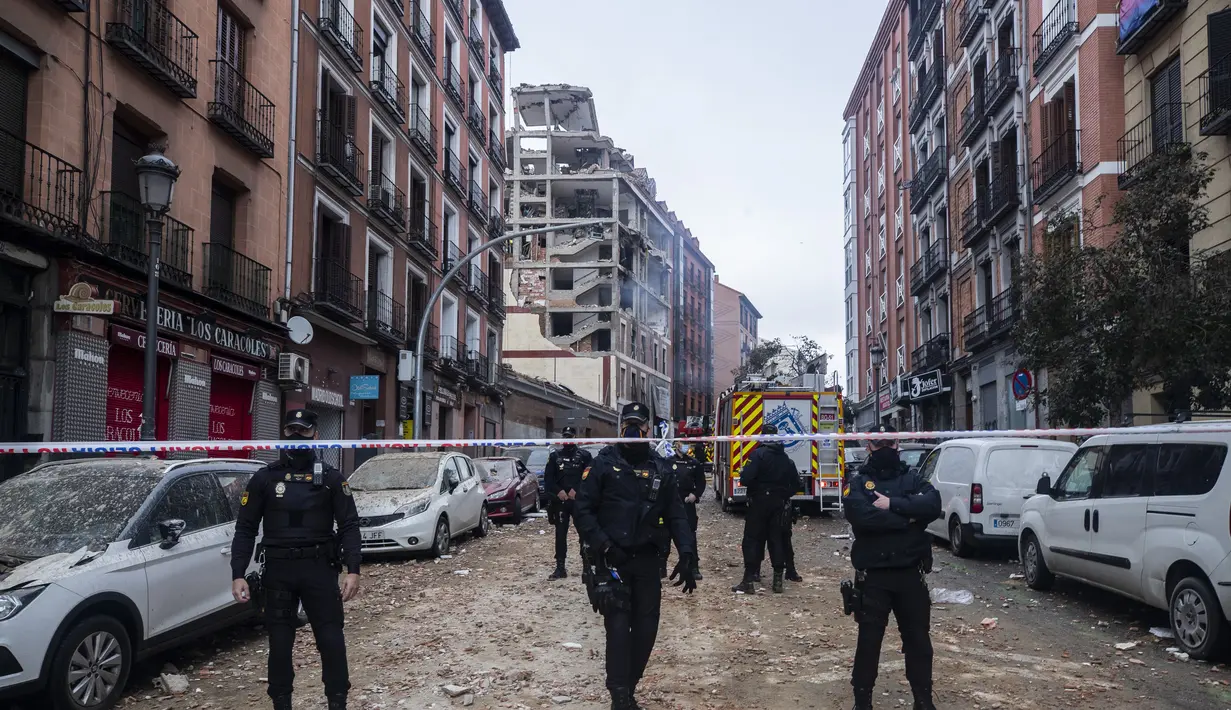 Petugas polisi mengepung Jalan Toledo setelah ledakan di pusat kota Madrid, Spanyol, Rabu (20/1/2021). Ledakan itu terjadi tepat sebelum jam 3 sore waktu setempat (1400 GMT) di Calle de Toledo. (AP Photo/Paul White)