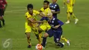 Penyerang Arema FC, C Gonzales (kanan) berusaha melewati kawalan dua pemain Sriwijaya FC saat laga 8 besar Piala Presiden 2017 di Stadion Manahan, Solo, Minggu (26/2). Arema melaju ke semifinal setelah unggul 1-0. (Liputan6.com/Helmi Fithriansyah) 