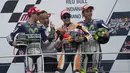 Pembalap Repsol Honda, Marc Marquez (tengah) berpose dengan para pesaingnya pada saat pembagian piala kemenangan di sirkuit Indianapolis, Amerika Serikat, Minggu (9/8/2015).  Marc Marquez juara setelah finish diperingkat pertama. (AFP/PHOTO)