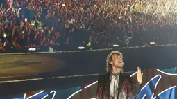 Gaya Vokalis The Rolling Stones, Mick Jagger membawakan lagu saat konser bertajuk "Amerika Latin Ole Tour" di Santiago, Chili (3/2). Fans diberikan kesempatan memilih satu lagu pada konser melalui polling online. (REUTERS/Rodrigo Garrido)