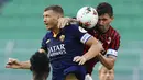 Pemain AC Milan Alessio Romagnoli dan pemain AS Roma Edin Dzeko berebut bola udara pada pertandingan Serie A di Stadion San Siro, Milan, Minggu (28/6/2020). AC Milan naik ke posisi 7 klasemen dengan 42 poin usai mengalahkan AS Roma 2-0. (Spada / LaPresse via AP)