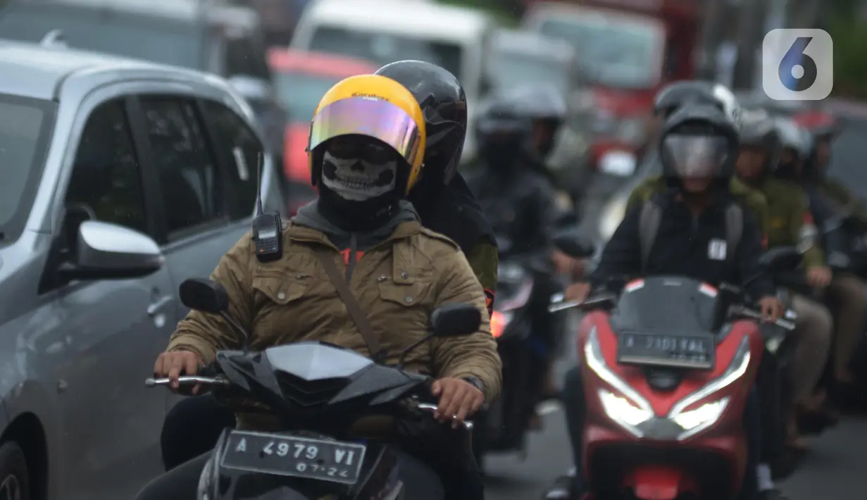 Pengendara sepeda motor melintas di kawasan Jalan Raya Puncak, Bogor, Jawa Barat, Kamis (29/12/2022). Saat malam pergantian tahun, kendaraan dari arah Jakarta yang hendak ke Cianjur atau Bandung via Puncak diimbau untuk menggunakan jalur lain. (merdeka.com/Imam Buhori)
