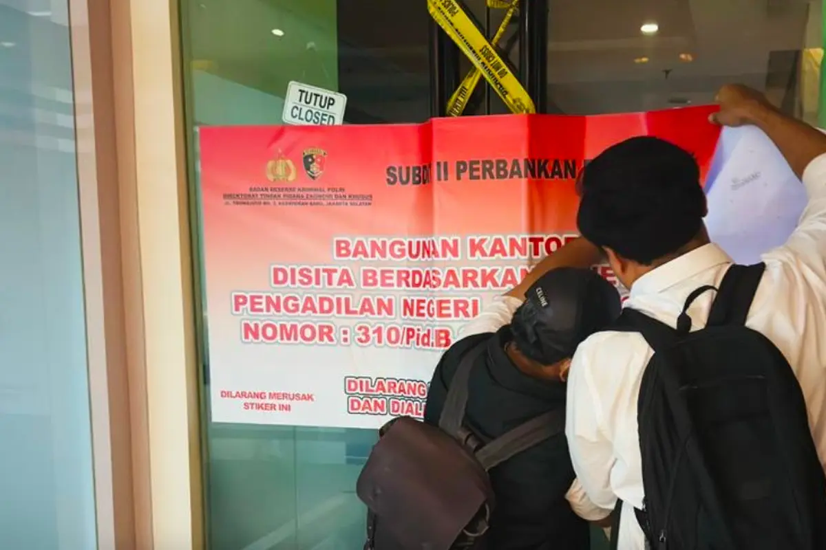Penyidik Direktorat Tindak Pidana Ekonomi dan Khusus Bareskrim Polri menyita tiga unit kantor PT Dana Syariah Indonesia (DSI) di kawasan District 8, Prosperity Tower, Jalan Jenderal Sudirman Kav 52–53, Jakarta Selatan. (Liputan6/Ady Anugrahadi)