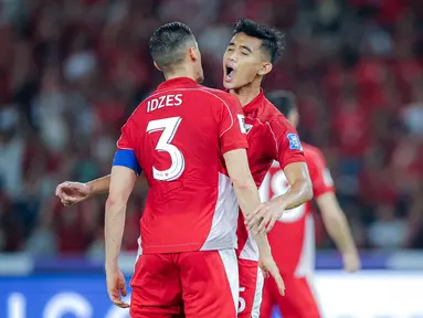 Pemain Timnas Indonesia, Rizky Ridho dan Jay Idzes merayakan kemenangan atas Bahrain pada laga kedelapan putaran ketiga Grup C kualifikasi Piala Dunia 2026 di Stadion Utama Gelora Bung Karno, Jakarta, Selasa (25/3/2025) malam WIB. (Bola.com/Bagaskara Lazuardi)