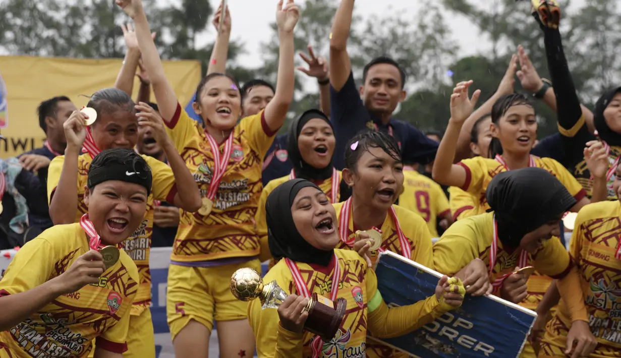Para pemain Sumatra Selatan merayakan gelar juara Piala Pertiwi setelah mengalahkan Bangka Belitung pada laga final di NYTC Sawangan, Depok, Jumat (3/5). Sumsel menang 2-1 atas Babel. (Bola.com/Vitalis Yogi Trisna)