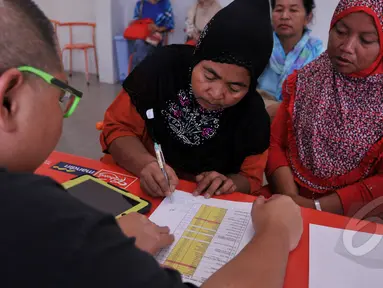 Pedagang Kaki Lima Monas diundi untuk mendapatkan posisi kios dalam program Pemerintah Daerah dalam penataan PKL lewat program "Lenggang Jakarta", Kamis (9/4/2015). Seorang wanita tampak membubuhkan tandatangannya. (Liputan6.com/Johan Tallo)