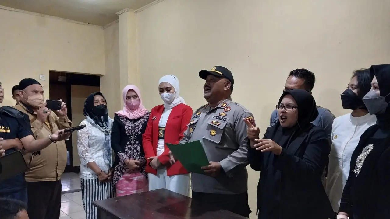 Kapolsek Cikajang, Iptu Sularto, memberikan penjelasan kepada wartawan perkara perundungan siswa SMP di CIkajang dalam rilis kasus di kantornya. (Liputan6.com/Jayadi Supriadin)