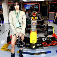 Terpilih jadi pengibar bendara finish di F1 Miami Grand Prix, penampilan Lisa BLACKPINK sukses curi atensi. [@oneonlylalisa/@born__pink_/@redbullracing].