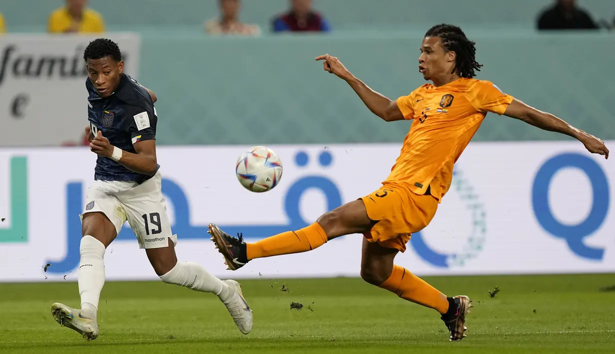 <p>Bek Belanda, Nathan Ake berusaha menghalau umpan pemain Ekuador, Gonzalo Plata selama pertandingan grup A Piala Dunia 2022 Qatar di Stadion Internasional Khalifa di Doha, Qatar, Jumat (25/11/2022). Belanda bermain imbang dengan Ekuador dengan skor 1-1. (AP Photo/ Martin Meissner)</p>